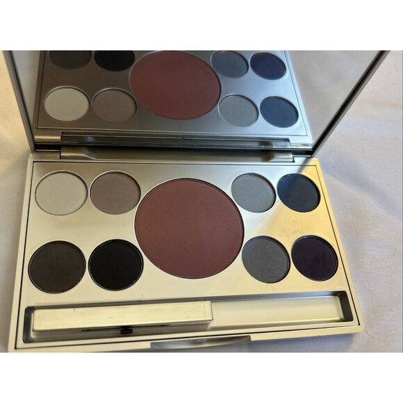 Models prefer Eight multi-faceted gemstone eye shadows & blush blue & browns - Picture 8 of 15